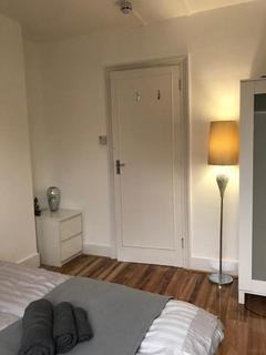 1 bedroom in a flat share to rent, East India Dock Road, London E14