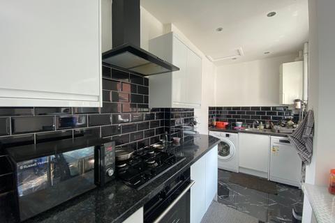 3 bedroom semi-detached house to rent, 16 The Greenway