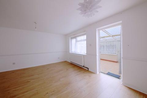 3 bedroom terraced house to rent, Newchurch Road, Slough, SL2