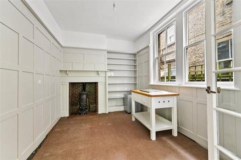 32 Lawn Crescent, Richmond, TW9 3NS