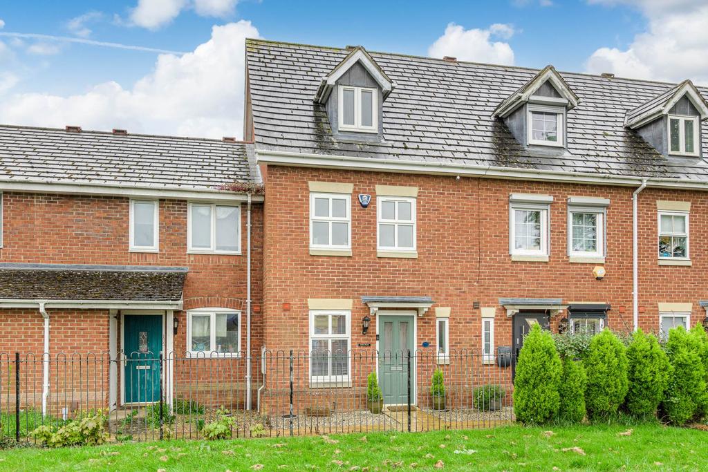 Stratford Road, Milton Keynes MK12 3 bed terraced house for sale £340,000