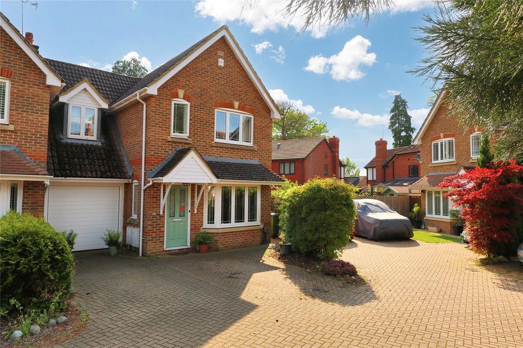 Cavell Way, Knaphill, Woking, Surrey, GU21 3 bed semidetached house for sale £525,000