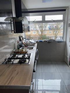 1 bedroom in a flat share to rent, Glengall Grove, London E14