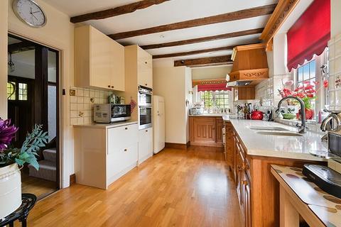 28 Peter Avenue, Oxted, RH8 9LG