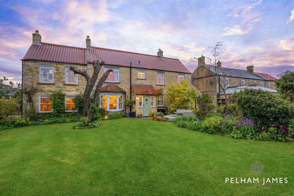 Roselea Cottage, Swayfield at Twilight