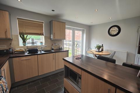 3 bedroom house to rent, Highfield Court, Ossett, West Yorkshire, WF5