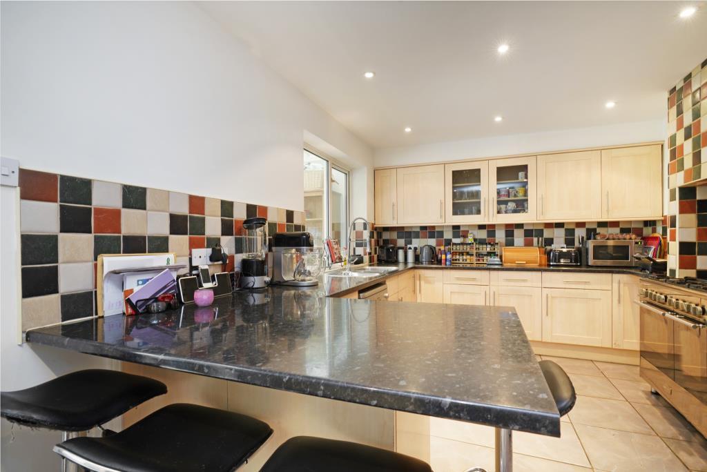 Lonsdale Road, Weybridge, Surrey... 1 bed in a house share to rent £