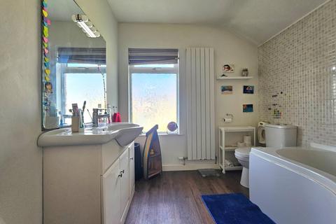 122 Broadway, Horsforth, Leeds, LS18 4HQ