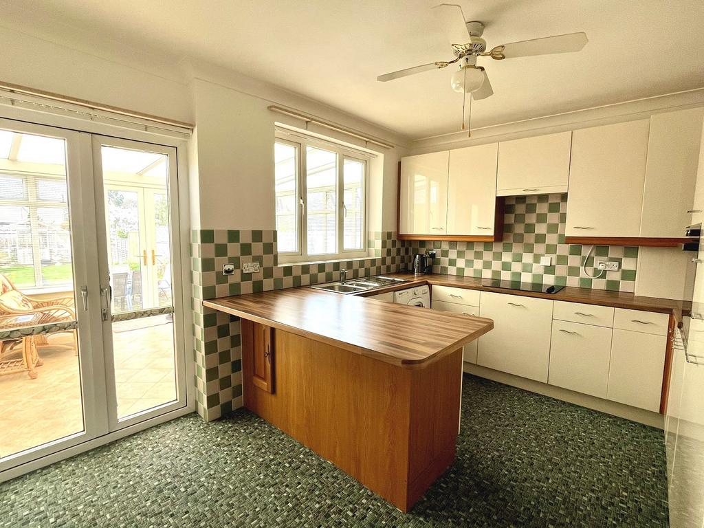 Mount Road, Chessington, Surrey. KT9 1JQ 2 bed end of terrace house for