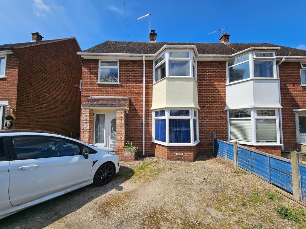 Tudor Way, Worcester, Worcestershire... 3 bed semidetached house for