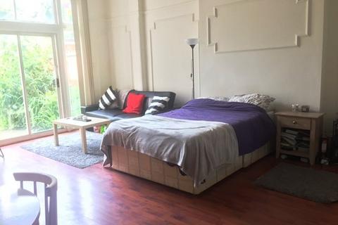 Studio to rent, Manstone Road, Kilburn NW2