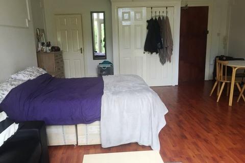Studio to rent, Manstone Road, Kilburn NW2