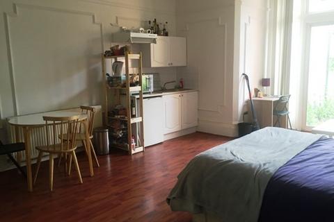 Studio to rent, Manstone Road, Kilburn NW2