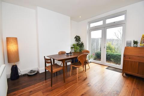 3 bedroom end of terrace house to rent, Baring Road London SE12