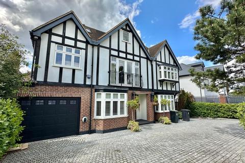 7 bedroom detached house to rent, New Forest Lane, Chigwell IG7