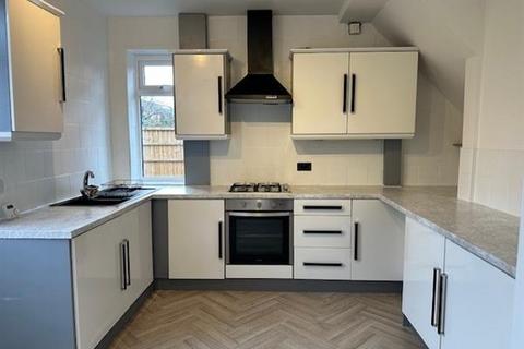 2 bedroom semi-detached house to rent, Farm Street, Oldham
