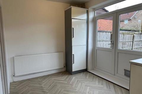 2 bedroom semi-detached house to rent, Farm Street, Oldham