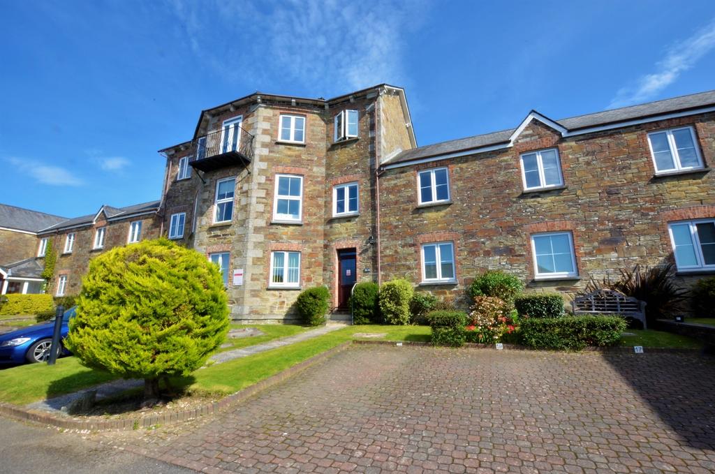 23 Castle Hill Court, Bodmin, PL31 2LE 2 bed flat - £675 pcm (£156 pw)