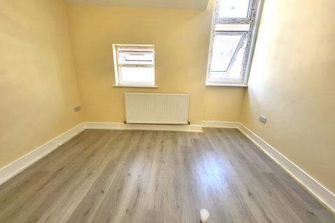 3 bedroom flat to rent, High Street, Southall, Greater London, UB1
