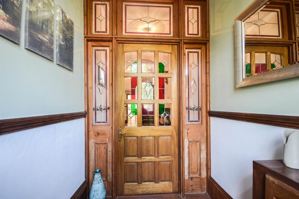 Feature Entrance Doo