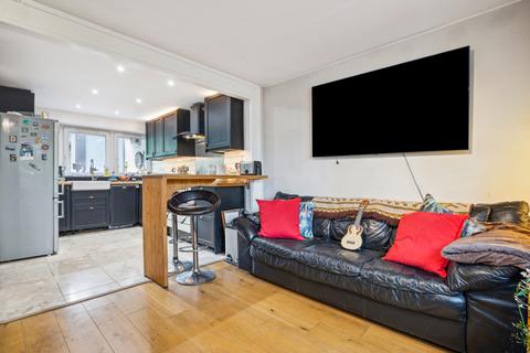 3 bedroom flat for sale, Culvert Road, London