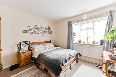 3 bedroom flat to rent, Radbourne Road, Balham, London, SW12