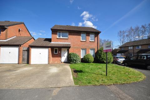 4 bedroom detached house to rent, Coronet Close, Crawley, RH10
