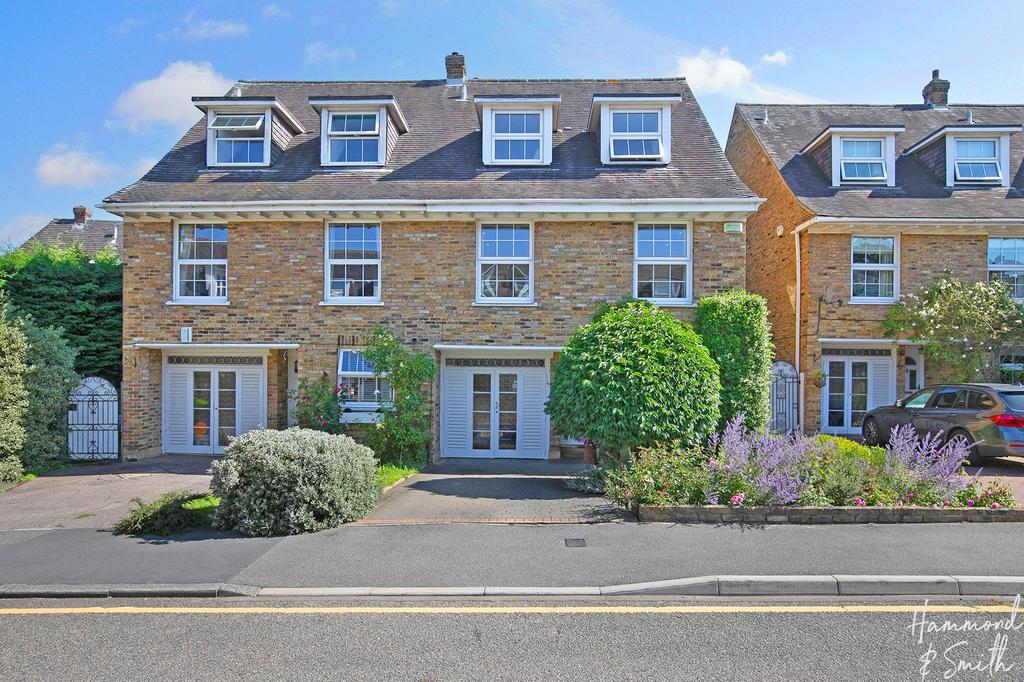 Theydon Grove, Epping CM16 4 bed semidetached house for sale £875,000