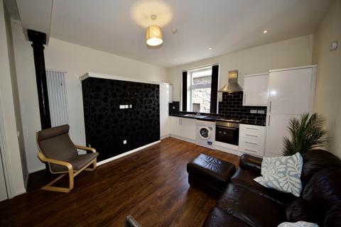 2 bedroom flat to rent, Gellatly Street, Dundee,