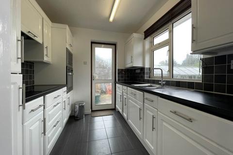 2 bedroom bungalow to rent, Chesilton Crescent, Fleet
