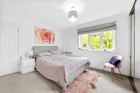 2 bedroom apartment for sale, Hillcrest Court, Weybridge, KT13
