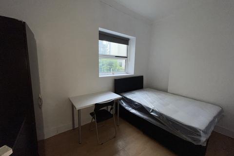 3 bedroom flat to rent, Miskin Street, catheys, cardiff