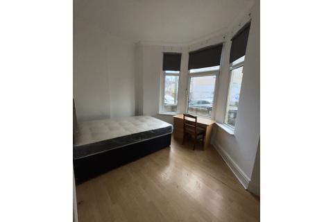 3 bedroom flat to rent, Miskin Street, catheys, cardiff