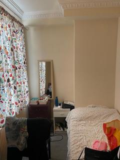 2 bedroom flat for sale, Crewys Road, London
