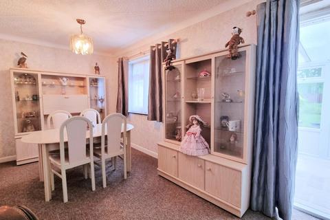 2 bedroom bungalow for sale, Horley, Surrey, RH6