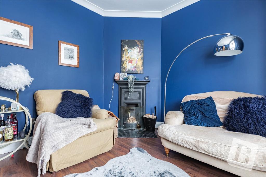 Grafton Road, Dagenham, RM8 2 bed terraced house for sale £375,000