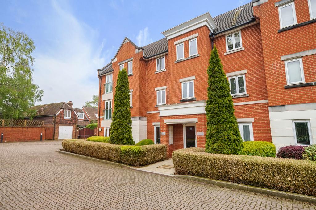 Comptons Lane, Horsham, RH13 2 bed apartment for sale £290,000