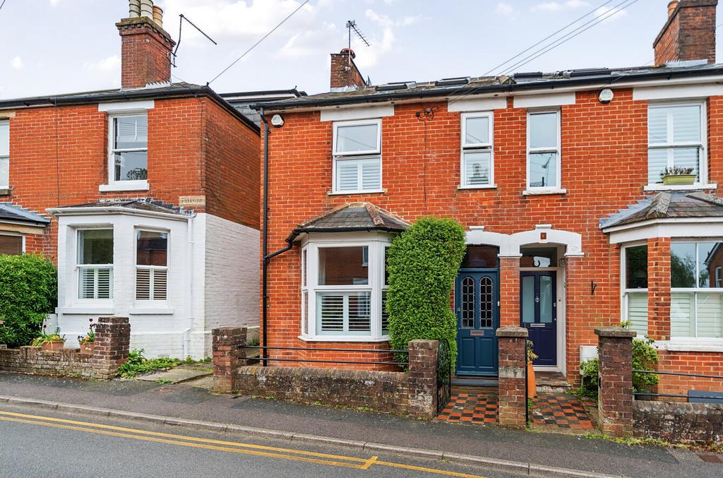 Sumner Road, Farnham, Surrey, GU9 3 bed semidetached house for sale