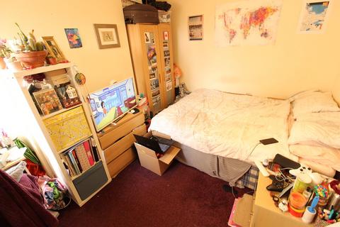 2 bedroom flat to rent, Earls Road