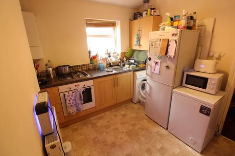 2 bedroom flat to rent, Earls Road