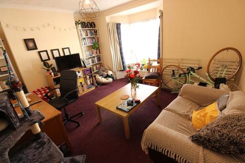 2 bedroom flat to rent, Earls Road