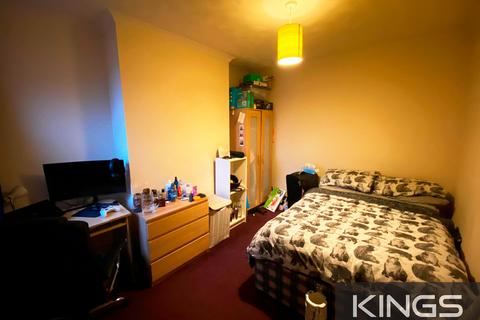 2 bedroom flat to rent, Earls Road