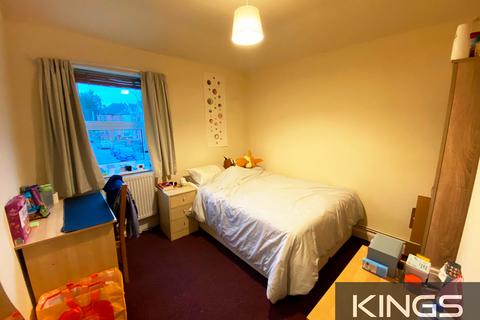 2 bedroom flat to rent, Earls Road