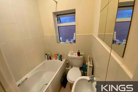 2 bedroom flat to rent, Earls Road