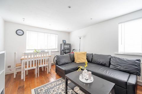 2 bedroom flat for sale, Greenway Close, Friern Barnet, London, N11