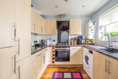 2 bedroom flat for sale, Greenway Close, Friern Barnet, London, N11
