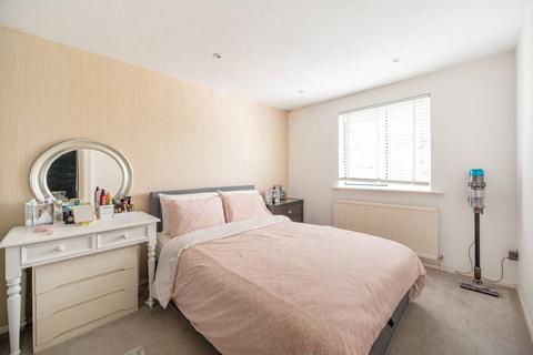 2 bedroom flat for sale, Greenway Close, Friern Barnet, London, N11