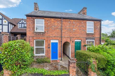 2 bedroom semi-detached house to rent, £1400pcm 2 Bedroom Spacious Cottage: Derehams Lane, Loudwater, High Wycombe