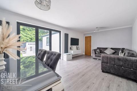 37 Thorncroft, Hornchurch, RM11 1EU