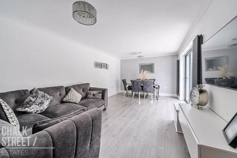 37 Thorncroft, Hornchurch, RM11 1EU